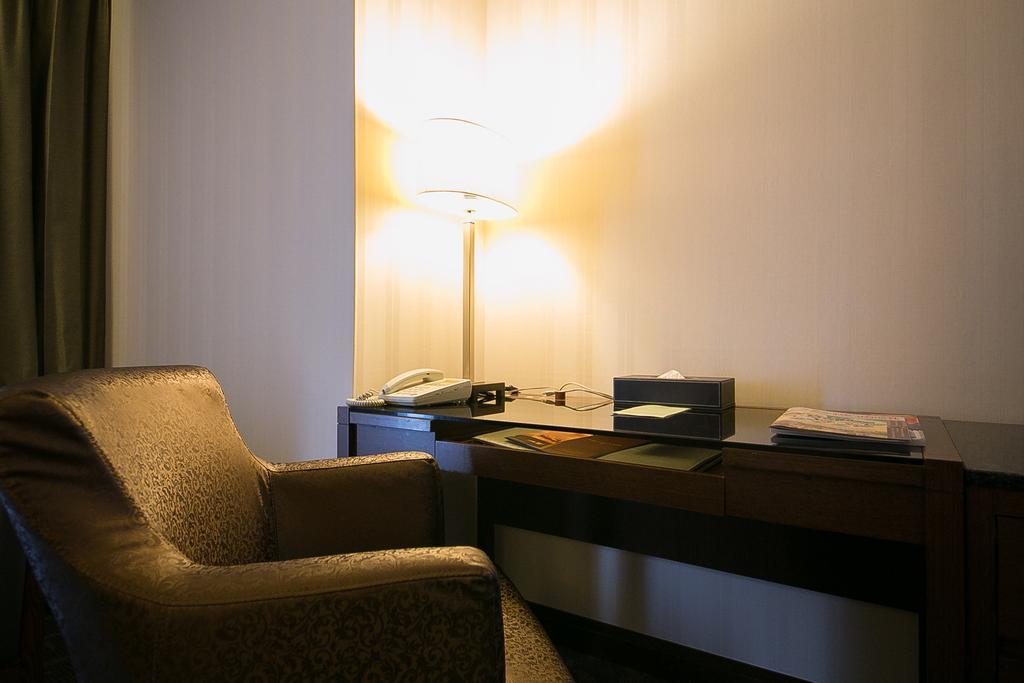 Evergreen Plaza Hotel - Tainan Habitación foto A table lamp