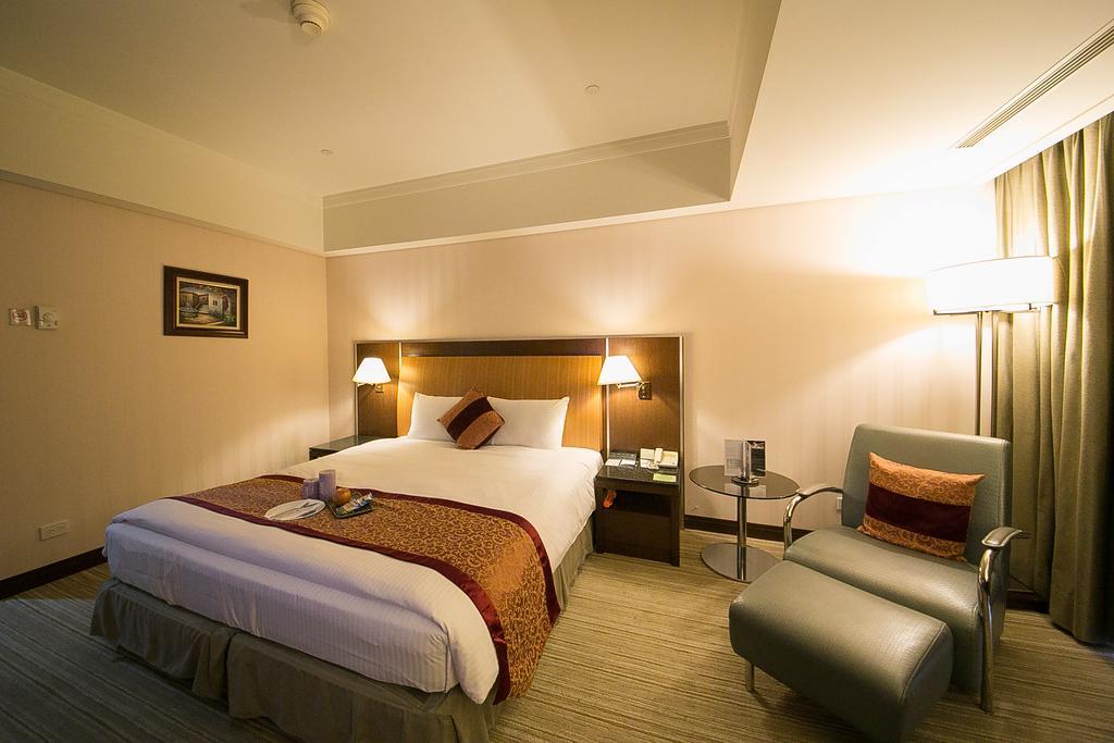 Evergreen Plaza Hotel - Tainan Habitación foto A room at the hotel