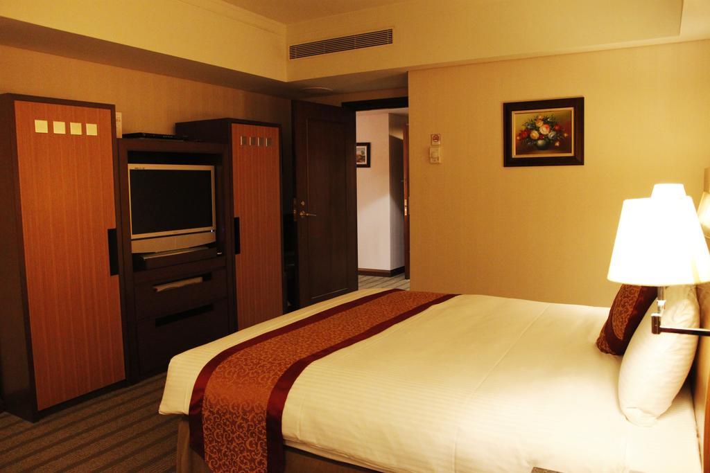 Evergreen Plaza Hotel - Tainan Habitación foto A room at the hotel