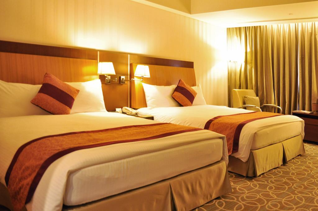 Evergreen Plaza Hotel - Tainan Habitación foto A room at the hotel