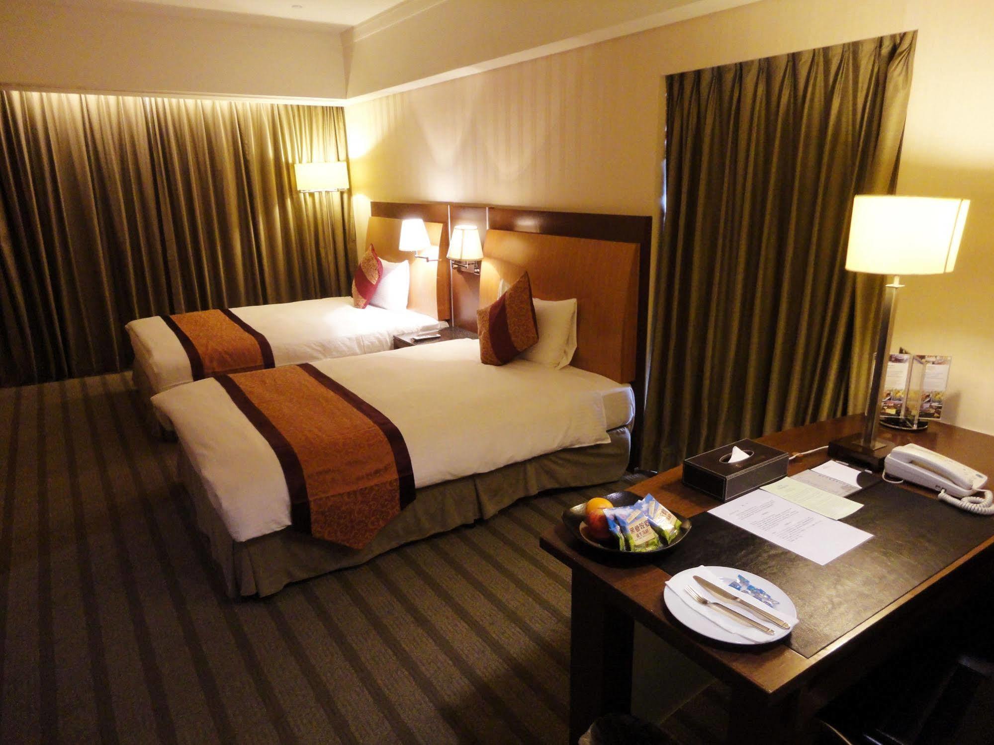 Evergreen Plaza Hotel - Tainan Exterior foto A room at the hotel
